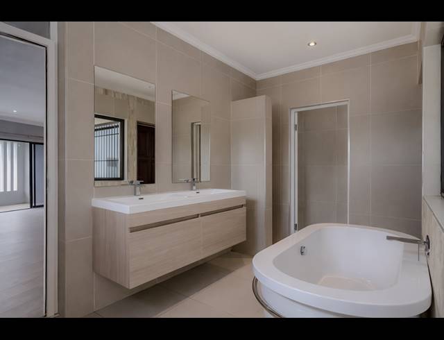 6 BEDROOM FREEHOLD FOR SALE IN BRYANSTON